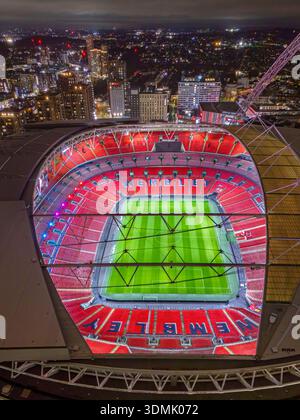 Immagine aerea dello stadio di Wembley scattata durante il calar della notte. 27 novembre 2025 Foto Stock
