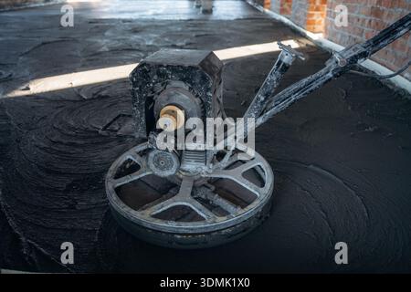 Il piccolo miscelatore di Malta si trova sul terreno non finito della casa, vista ravvicinata. Foto Stock