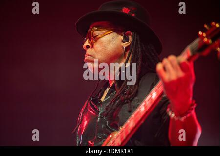 5 febbraio 2026: La leggenda del basso Daug Wimbish dei Living Colour si esibisce con Tarja Turunen al Live Music Club di Trezzo sull'Adda, Italia Foto Stock
