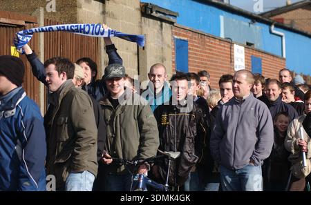 I tifosi del Colchester United fanno la fila fuori dal campo di calcio di Layer Road per acquistare i biglietti per la partita del quinto turno di fa Cup contro il Chelsea. Il match, svoltosi nel febbraio 2006, si svolse a Stamford Bridge, dove Colchester perse 3-1 nonostante fosse in vantaggio. Foto Stock