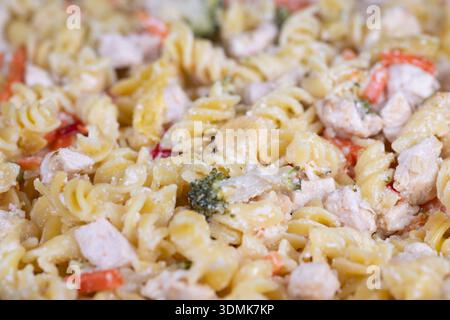 pasta fusilli gourmet con verdure, presentazione artigianale con microgreen e formaggio grattugiato, bancone pronto per l'esposizione del catering Foto Stock