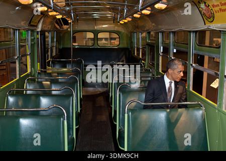 Dall'aprile 2012, l'ex presidente degli Stati Uniti Barack Obama è visto seduto riflettentemente nell'autobus conservato su cui Rosa Parks ha protestato notoriamente contro la segregazione. Questa toccante immagine cattura un momento di legame storico e contemplazione all'interno del veicolo iconico. Foto Stock