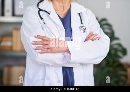 Medico in cappotto bianco con stetoscopio, sicuro di sé sanitario professionale Ritratto Foto Stock