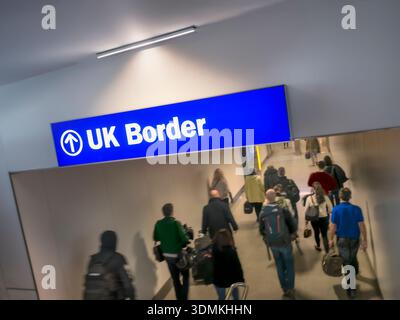 UK Border Control Airport Sign Passenger Passenger Immigration Inspection area per i passeggeri delle compagnie aeree che arrivano all'aeroporto di Londra Heathrow T3 UK Foto Stock