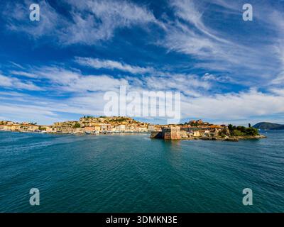 Vista panoramica dal mare all'antica città mediterranea italiana di Portoferraio sull'Isola d'Elba contro un cielo blu con nuvole bianche. Foto Stock