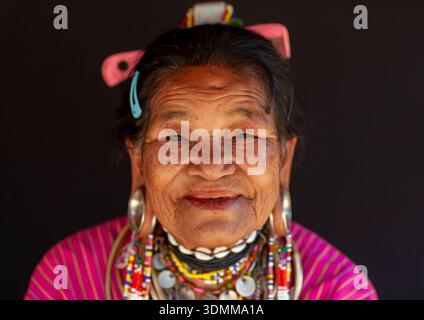 Kor yor tribù donna in abbigliamento tradizionale, Chiang Rai, Ban mai Nai Soi, Thailandia Foto Stock