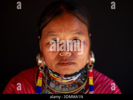 Kor yor tribù donna in abbigliamento tradizionale, Chiang Rai, Ban mai Nai Soi, Thailandia Foto Stock