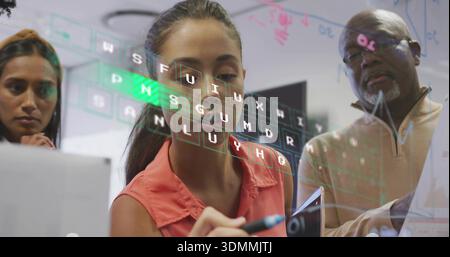 Scrittoio donna in camicetta corallina con tavoletta in vetro per marcatura in ufficio con tastiera HUD Foto Stock