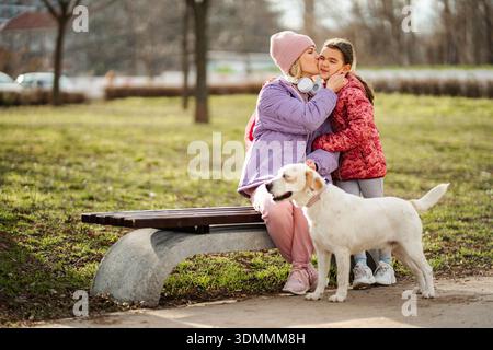 Madre figlia cane famiglia legame in parco Foto Stock