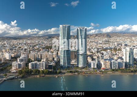 Vista della città di Limassol e della costa con due alte torri residenziali e appartamenti Foto Stock