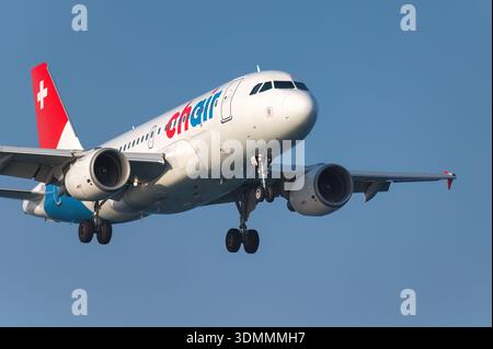 Larnaca, Cipro - 29 giugno 2024: Jet passeggeri Airbus A319 con carrello di atterraggio esteso in discesa per l'arrivo Foto Stock