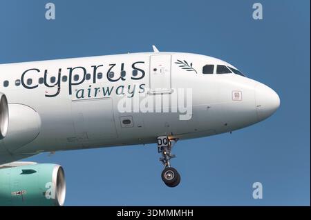 Larnaca, Cipro - 29 giugno 2024: Volo di linea Cyprus Airways con carrello di atterraggio esteso, in preparazione all'arrivo a Larnaca Foto Stock
