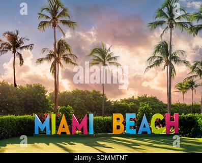 Insegna di Miami Beach con il suggestivo Sky Ocean Drive Art Deco District South Beach, Miami Beach, Florida, Stati Uniti Foto Stock