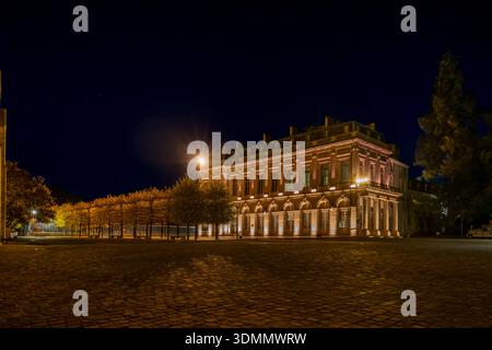 Bourges, Francia - 10 25 2025: Cattedrale di Santo Stefano. Vista panoramica della facciata anteriore del Palazzo dell'Arcivescovo di Bourges di notte Foto Stock