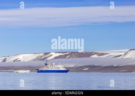 Nave da crociera antartica MV Sea Spirit of Poseidon Expeditions con eco-turisti che navigano lungo la costa delle Svalbard / Spitsbergen in estate Foto Stock