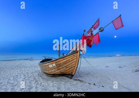 Tradizionale peschereccio in legno sulla spiaggia lungo il Mar Baltico a Stubbenfelde, Loddin sull'isola di Usedom, Meclemburgo-Pomerania Occidentale, Germania Foto Stock
