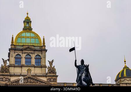 Sfondo di carta da parati di Praga: Statua di San Venceslao e Museo Nazionale in Piazza Venceslao, fotografia ad alta risoluzione Foto Stock