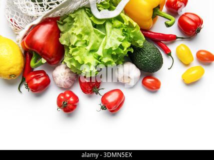 Prodotti biologici appena raccolti, tra cui peperoni, lattuga, pomodori e aglio Foto Stock