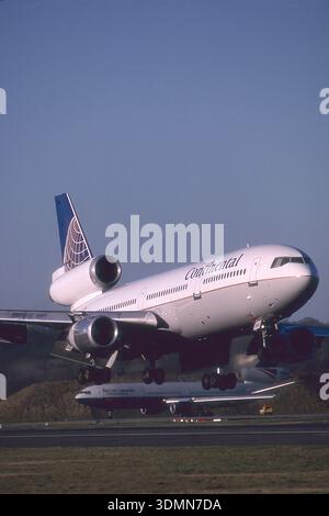 CONTINENTAL AIRLINES DOUGLAS DC-10-30 N68060 STA PER ATTERRARE SULLA PISTA 08R ALL'AEROPORTO GATWICK DI LONDRA. Foto Stock