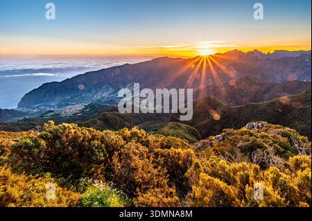 Alba sopra le nuvole delle montagne di Madeira con un'alba colorata Foto Stock