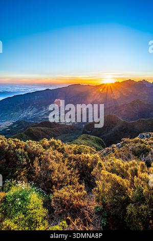 Alba sopra le nuvole delle montagne di Madeira con un'alba colorata Foto Stock
