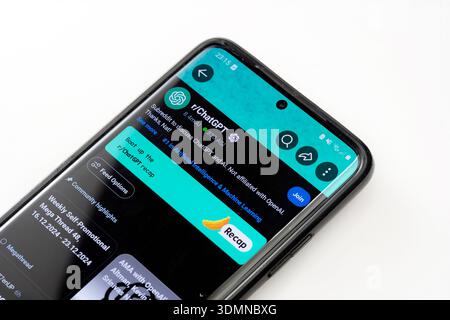 Interfaccia dell'app mobile Reddit che mostra la pagina di subreddit r/ChatGPT su uno smartphone moderno, dettagli di primo piano. Discu della community di intelligenza artificiale Foto Stock