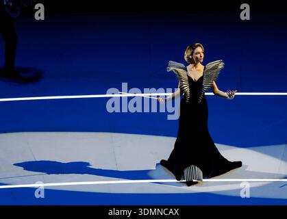 Milano, Italia. 5 gennaio 2025. Matilda De Angelis si esibisce come direttore d'orchestra durante la cerimonia di apertura dei Giochi Olimpici di Milano Cortina 2026 allo Stadio San Siro di Milano, Italia, venerdì 6 febbraio 2026. Più di 2.900 atleti provenienti da 92 comitati olimpici nazionali gareggeranno, con gli Stati Uniti che hanno la più grande presenza con più di 230 atleti. Foto di Aaron Josefczyk/UPI credito: UPI/Alamy Live News Foto Stock