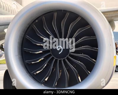 Vista frontale primo piano delle pale della ventola della turbina di un aereo commerciale con motore a reazione ripresa frontale sull'asfalto dell'aeroporto, tecnologia aeronautica moderna dettaglio Foto Stock