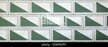 Sfondo geometrico verde e bianco con motivo a parete in sgraffito, dettagli decorativi della facciata dell'edificio storico, ampio scatto frontale panoramico. Abstra Foto Stock