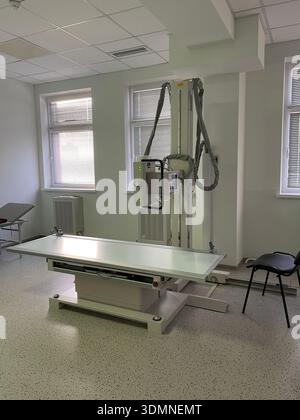 Moderno sistema radiologico a soffitto con tavolo esame in clinica. Tecnologia di imaging diagnostico per procedure radiologiche Foto Stock