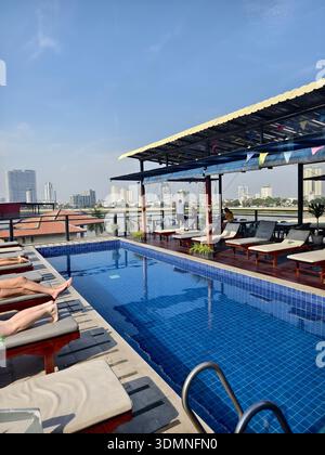 Piscina sul tetto e area lounge dell'Onederz Hotel, Phnom Penh, Cambogia Foto Stock