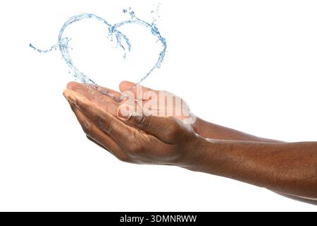 Uomo che tiene in mano l'acqua spruzzata a forma di cuore su sfondo bianco, primo piano Foto Stock