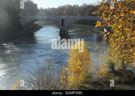 Roma, Italia. Vista del Ponte Principe Amedeo Savoia Aosta sul fiume Tibet. Foto Stock