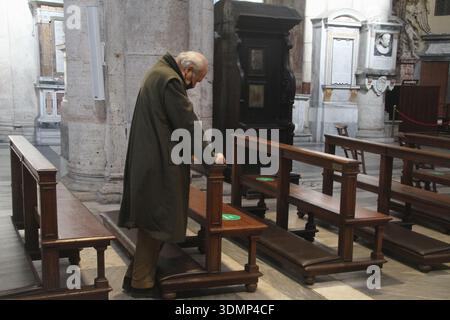 Roma, Italia. Uomo anziano che prega da solo all'interno della Basilica di Santa Maria del popolo. Foto Stock