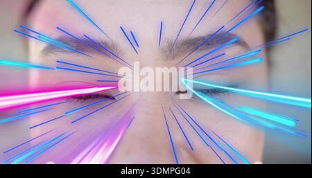Donna adulta che chiude gli occhi di fronte alla macchina fotografica in studio da vicino, con raggi al neon ciano e magenta Foto Stock