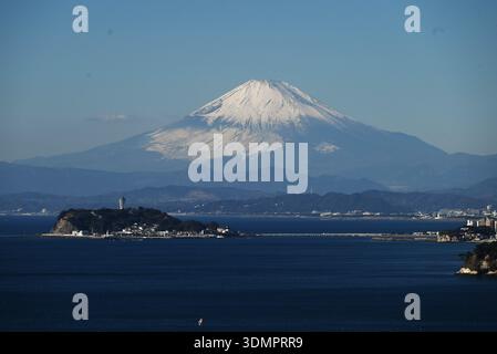 Monte Fuji e Enoshima. Ci sono punti panoramici da Zushi e Kamakura nella prefettura di Kanagawa, in Giappone, dove potete vedere Enoshima di fronte al Monte Fuji. Foto Stock
