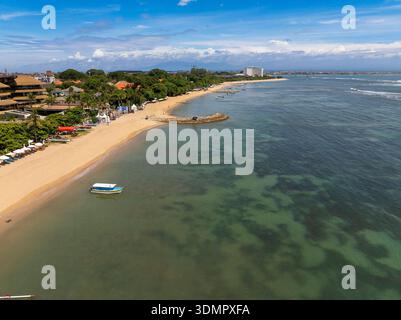 Vista aerea della spiaggia di Sandy e del mare poco profondo a Sanur, Bali, Indonesia Foto Stock