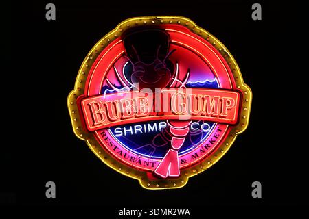 L'iconico segno rosso al neon illuminato di Bubba Gump Shrimp Co. Ristorante e mercato, ispirato al film Forrest Gump. Fotografia notturna. Foto Stock