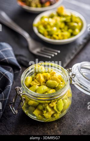Insalata fresca con fagioli di edamame in vaso su un tavolo nero. Foto Stock