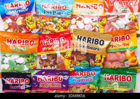 LONDRA, Regno Unito - 09 GIUGNO 2025: Vari mix assortiti di caramelle in gelatina Haribo con gusti e aromi diversi. Foto Stock