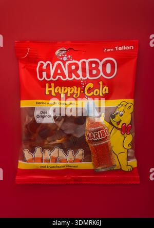 LONDRA, Regno Unito - 19 GENNAIO 2024: Confezione di caramelle gommose Haribo Happy Cola con su rosso. Foto Stock