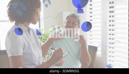 Notando dolore, donna che tiene in mano la penna per appunti che ascolta un uomo anziano in menta a casa, sovrapposizioni blu Foto Stock