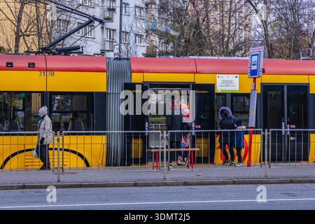 Varsavia, Polonia - 28 novembre 2021: Tram in Wolska Street nella zona di Wola della città di Varsavia Foto Stock