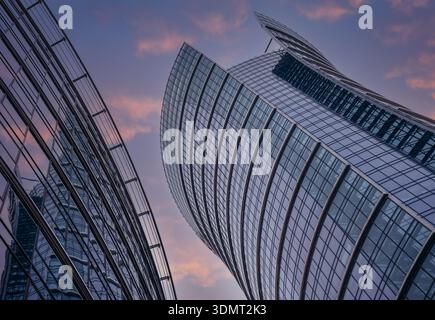 Varsavia, Polonia - 28 novembre 2021: Moderno edificio per uffici di Warsaw Spire nella città di Varsavia Foto Stock
