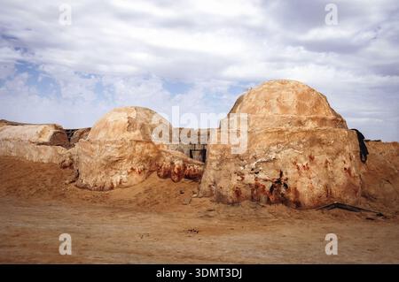 Nefta, Tunisia - 14 ottobre 2006: Resti di George Lucas Star Wars il set cinematografico della minaccia fantasma di Mos Espa vicino alla città di Nefta Foto Stock