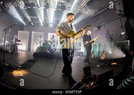 Milano Italia. 6 febbraio 2026. La band indie rock inglese WHITE LIES si esibisce dal vivo sul palco dei magazzini generali durante il "Night Lies Tour". Foto Stock