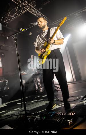 Milano Italia. 6 febbraio 2026. La band indie rock inglese WHITE LIES si esibisce dal vivo sul palco dei magazzini generali durante il "Night Lies Tour". Foto Stock