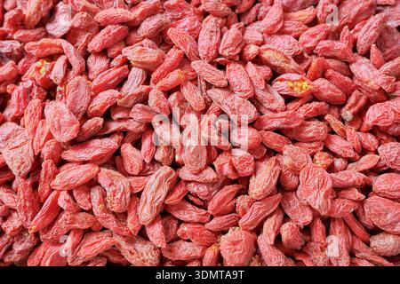 Foto ravvicinata delle bacche di goji essiccate, messa a fuoco selettiva. Foto Stock