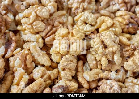 Foto di noci naturali, appena sgusciate, messa a fuoco selettiva. Foto Stock