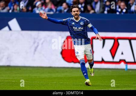 GELSENKIRCHEN, GERMANIA - 7 FEBBRAIO: Kenan Karaman del FC Schalke 04 gesti durante il 2. Bundesliga match tra FC Schalke 04 e SG Dynamo Dresden al Veltins-Arena il 7 febbraio 2026 a Gelsenkirchen, Germania. (Foto di Rene Nijhuis) Foto Stock